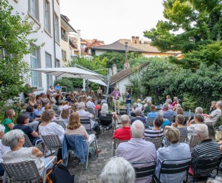 Logo lauschig – wOrte im Freien mit Mia Ackermann