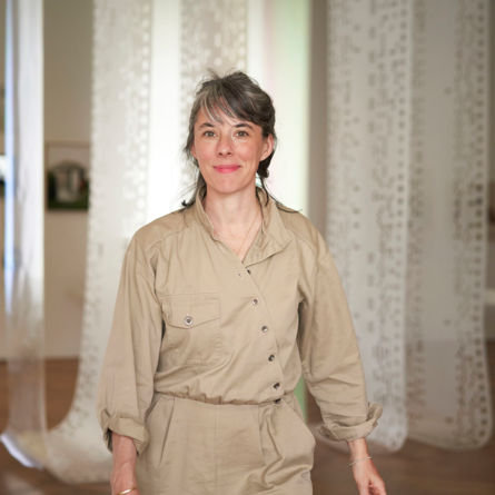Stéphanie Baechler: Porträt in der Ausstellung «Gib Stoff! Textile Bilder im Raum» im Gewerbemuseum Winterthur