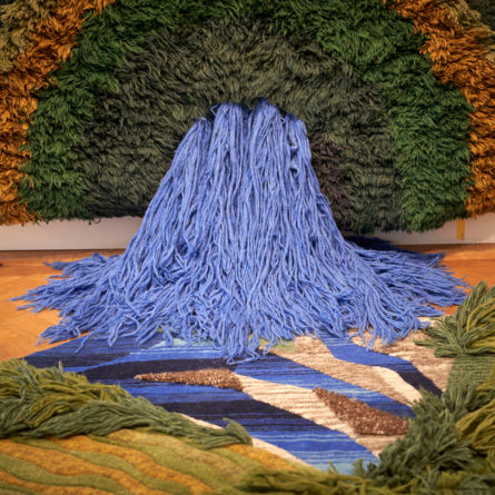 Blick in die Ausstellung «Gib Stoff! Textile Bilder im Raum» im Gewerbemuseum Winterthur