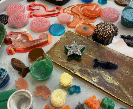 Logo Walk-in-Atelier in den Frühlingsferien 2025: Biokunststoff giessen