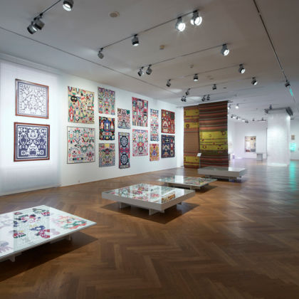 Öffentliche Führung über Mittag: Bilduniversen in drei textilen Positionen