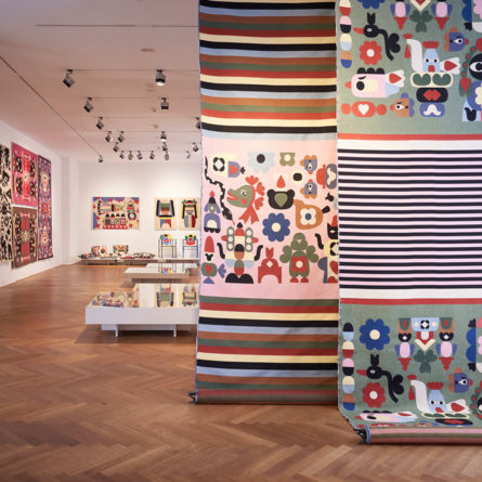 Blick in die Ausstellung «Gib Stoff! Textile Bilder im Raum» im Gewerbemuseum Winterthur