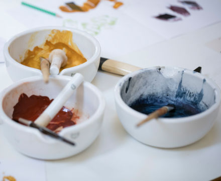 Logo Walk-in-Atelier in den Frühlingsferien 2025: Farben aus natürlichen Materialien gewinnen