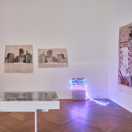 Blick in die Ausstellung «Gib Stoff! Textile Bilder im Raum» im Gewerbemuseum Winterthur