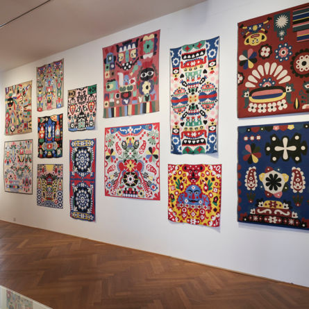 Blick in die Ausstellung «Gib Stoff! Textile Bilder im Raum» im Gewerbemuseum Winterthur