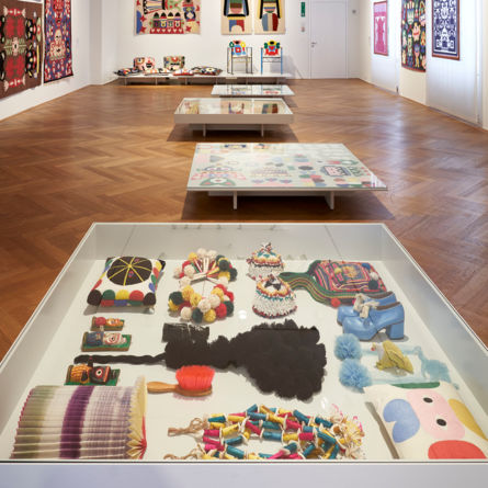 Blick in die Ausstellung «Gib Stoff! Textile Bilder im Raum» im Gewerbemuseum Winterthur