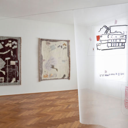 Blick in die Ausstellung «Gib Stoff! Textile Bilder im Raum» im Gewerbemuseum Winterthur