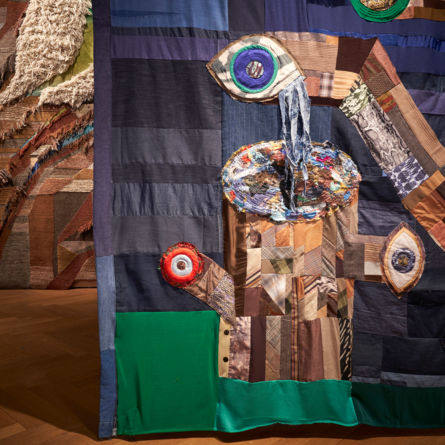 Blick in die Ausstellung «Gib Stoff! Textile Bilder im Raum» im Gewerbemuseum Winterthur