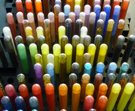 Logo Thematische öffentliche Führung: Material-Tour – Material als Farbe oder Farbe von Material?