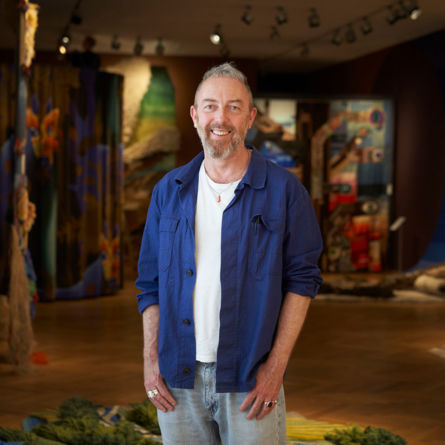 Christoph Hefti: Porträt in der Ausstellung «Gib Stoff! Textile Bilder im Raum» im Gewerbemuseum Winterthur