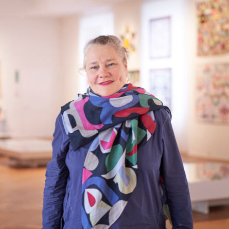 Sonnhild Kestler: Porträt in der Ausstellung «Gib Stoff! Textile Bilder im Raum» im Gewerbemuseum Winterthur