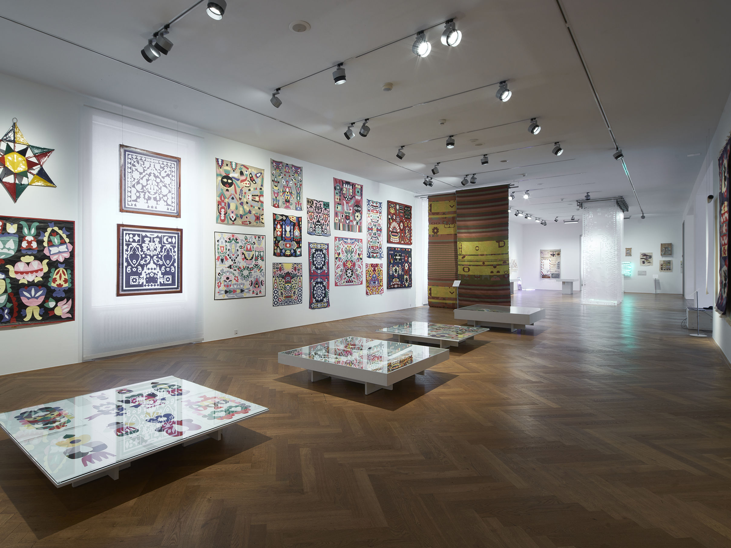 Öffentliche Führung über Mittag: Bilduniversen in drei textilen Positionen