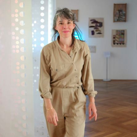 Stéphanie Baechler: Porträt in der Ausstellung «Gib Stoff! Textile Bilder im Raum» im Gewerbemuseum Winterthur