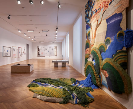 Logo Öffentliche Führung über Mittag: Bilduniversen in drei textilen Positionen