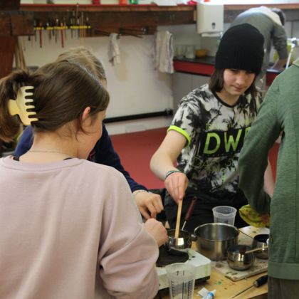 Walk-in-Atelier in den Frühlingsferien 2025: Biokunststoff giessen