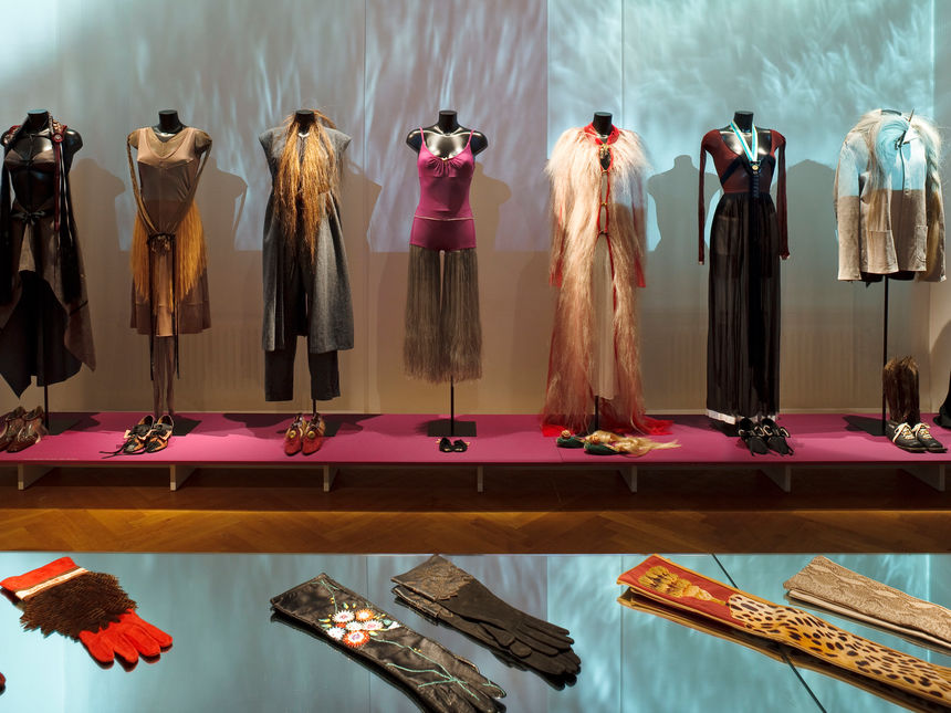 Logo Kleid im Kontext