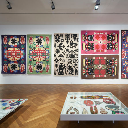 Blick in die Ausstellung «Gib Stoff! Textile Bilder im Raum» im Gewerbemuseum Winterthur